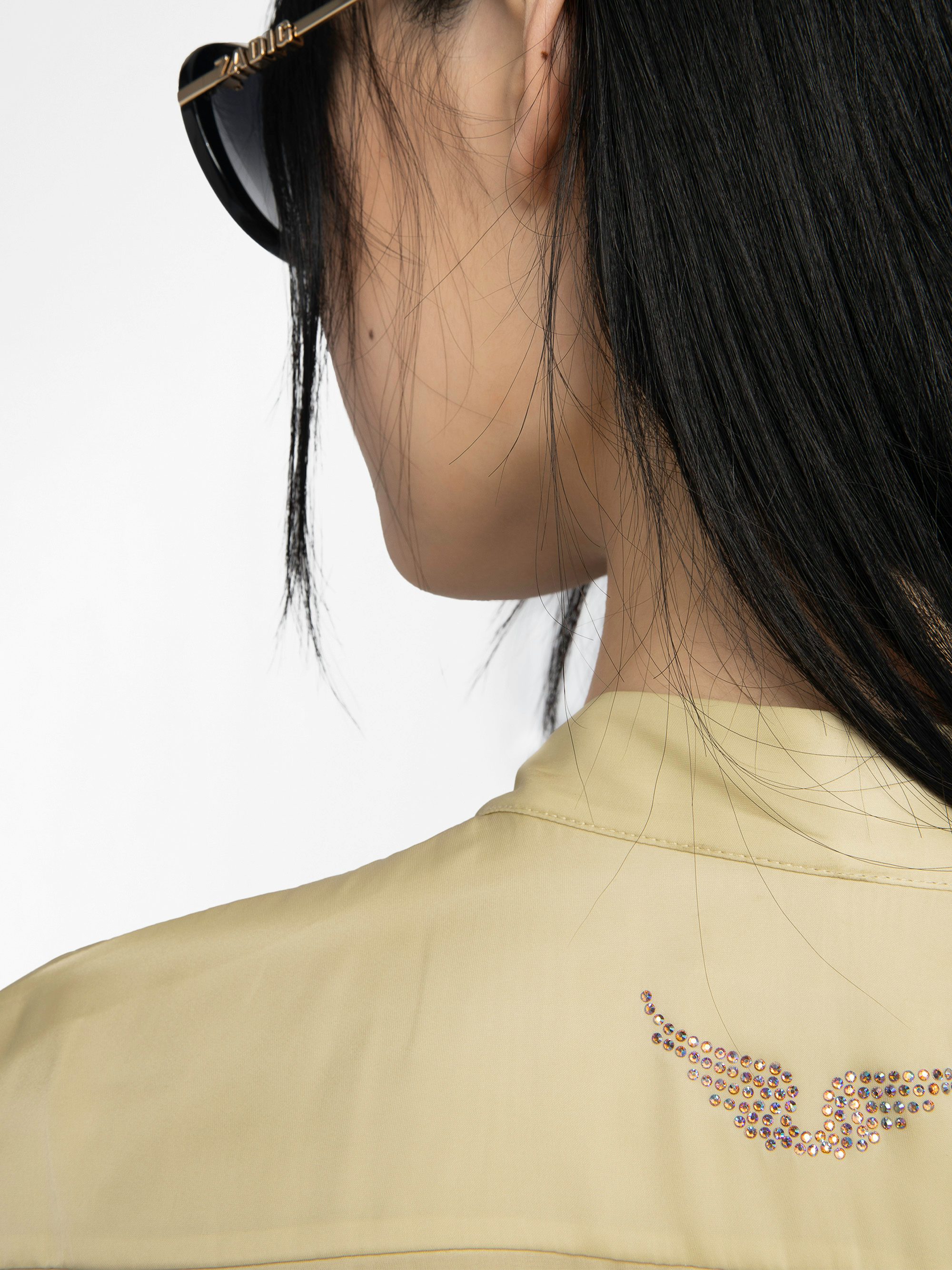 Camicia Tulba Satin - Camicia in raso con collo lavallière, ali di strass sul retro e chiusura con bottoni.